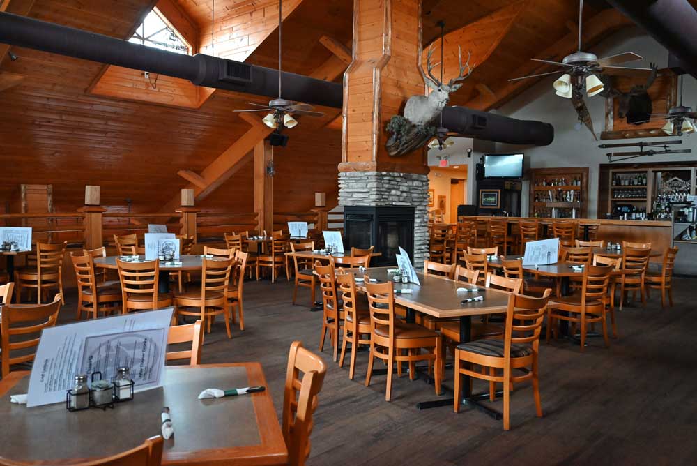 Step into a rustic paradise. Discover a cozy dining room and bar at Mackinaws Grill and Spirits in Green Bay WI.