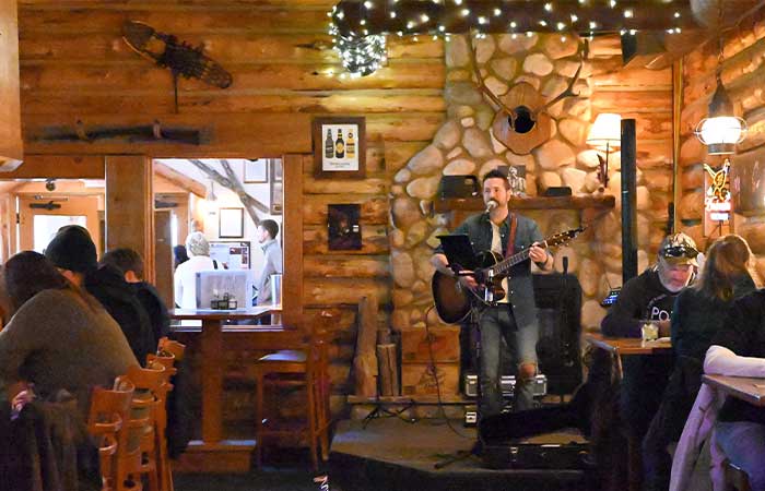 Enjoy live music and entertainment at Mackinaws Grill & Spirits in Green Bay Wisconsin.